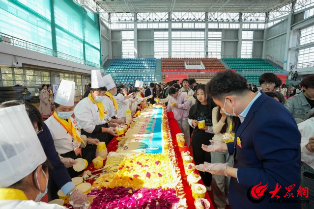 PG电子官方网站感受饮食文化的魅力 青岛酒店管理职院第二届校园美食文化节开幕(图4)