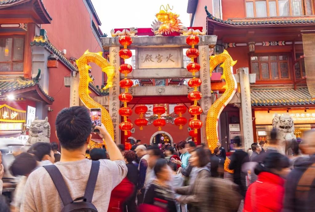 PG电子官方网站吃得放心！节前探访多地餐饮市场(图1)