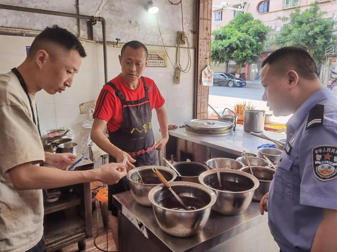 PG电子官方网站部门联合双向发力！乐至县开展餐饮行业罂粟专项检查(图2)