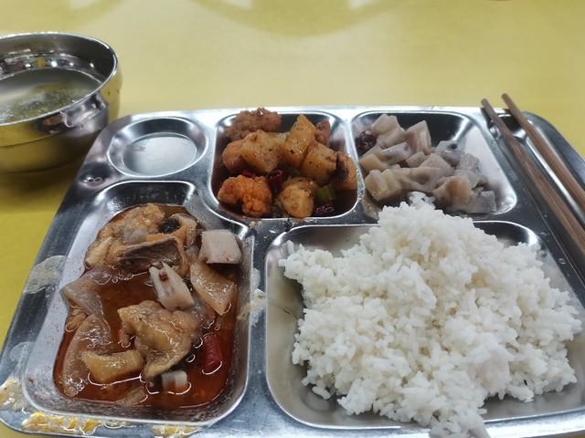 PG电子官方网站部分中小学师和学生饮食这样就能提高伙食？别太天真了！(图5)