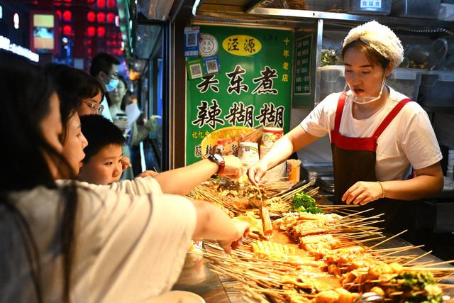 PG电子官方网站财经观察：尽享夏日好“食”光 餐饮消费活力足(图1)