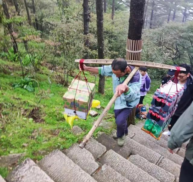 PG电子官方网站国庆爆火！24 万人涌入黄山山顶所有饮食都是人力挑上去的(图2)