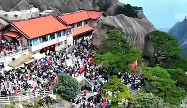 PG电子官方网站国庆爆火！24 万人涌入黄山山顶所有饮食都是人力挑上去的(图3)